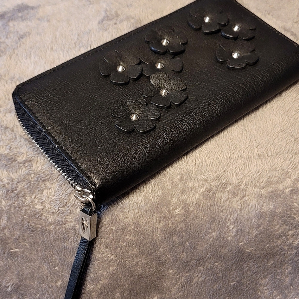 Simply Vera Women's Zip Clutch Wallet Black Faux Leather Pre-Owned